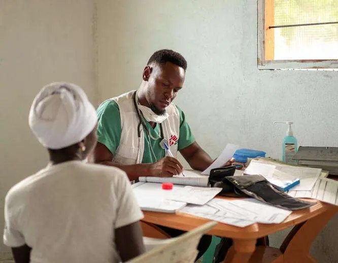 An MSF medical activity manager provides a consultation to a patient in the Cabo Delgado province of Mozambique.